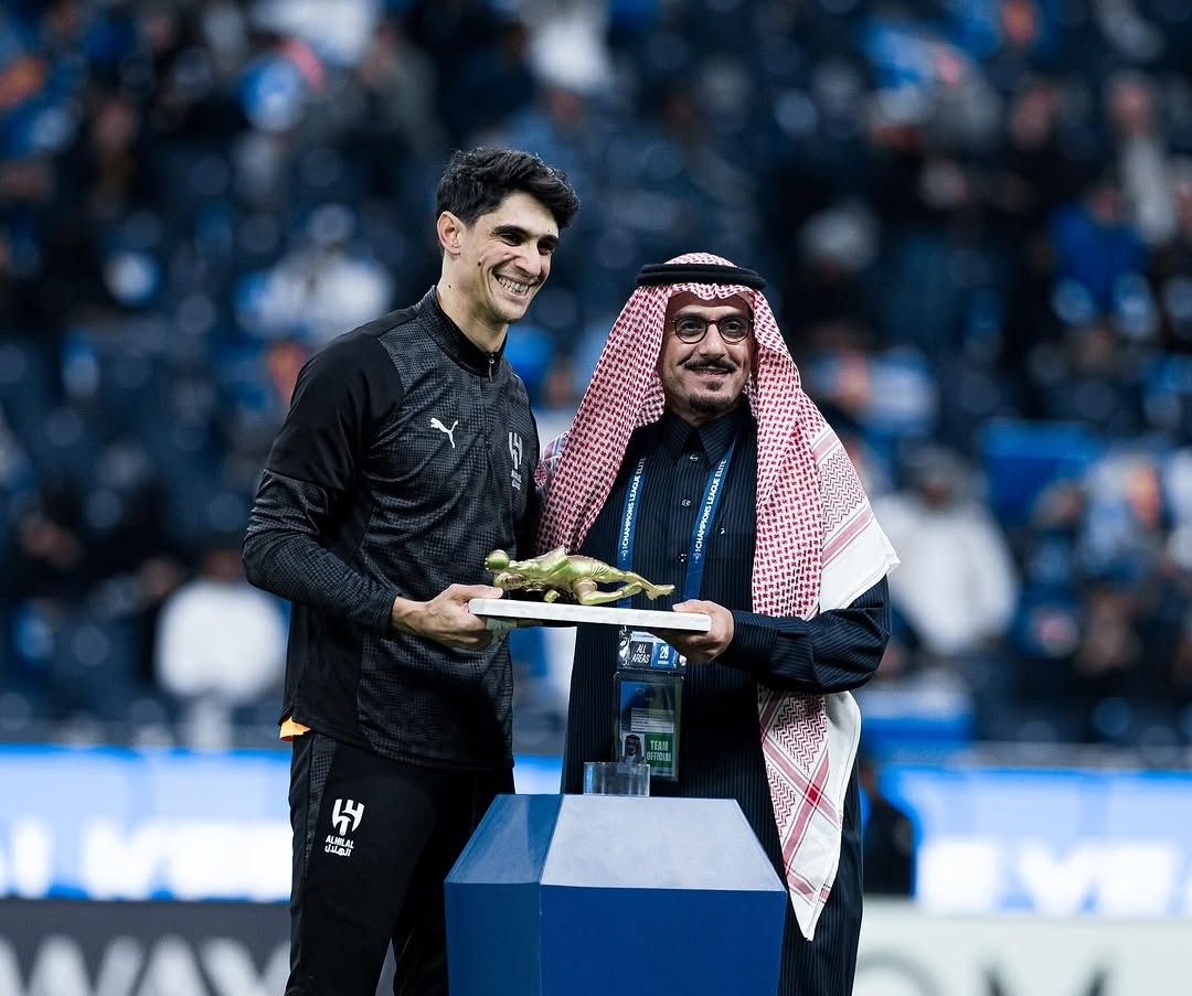 ياسين بونو يتوج بجائزة أفضل حارس في الدوري السعودي لشهر ماي