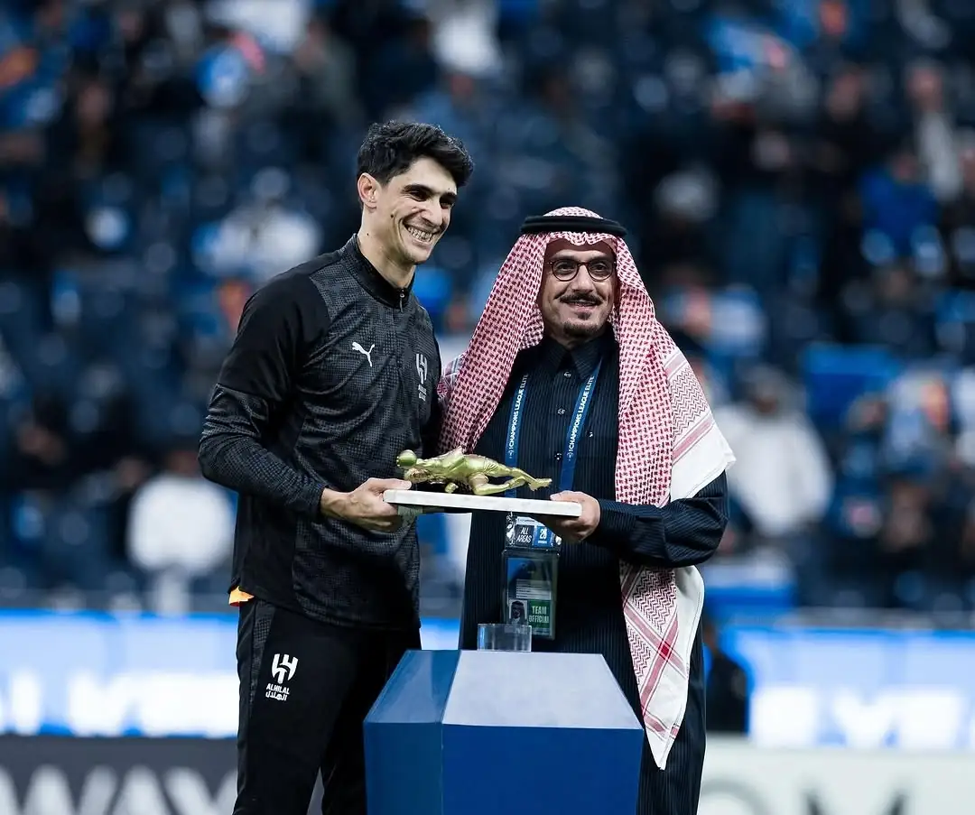 ياسين بونو يتوج بجائزة أفضل حارس في الدوري السعودي لشهر ماي