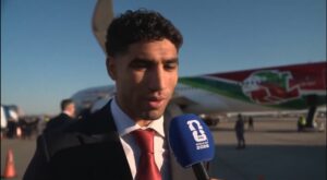 “وصلنا وبدينا الحماس!” 🇲🇦.. أشرف حكيمي يبعث رسالة طمأنة للجماهير المغربية من أمريكا.